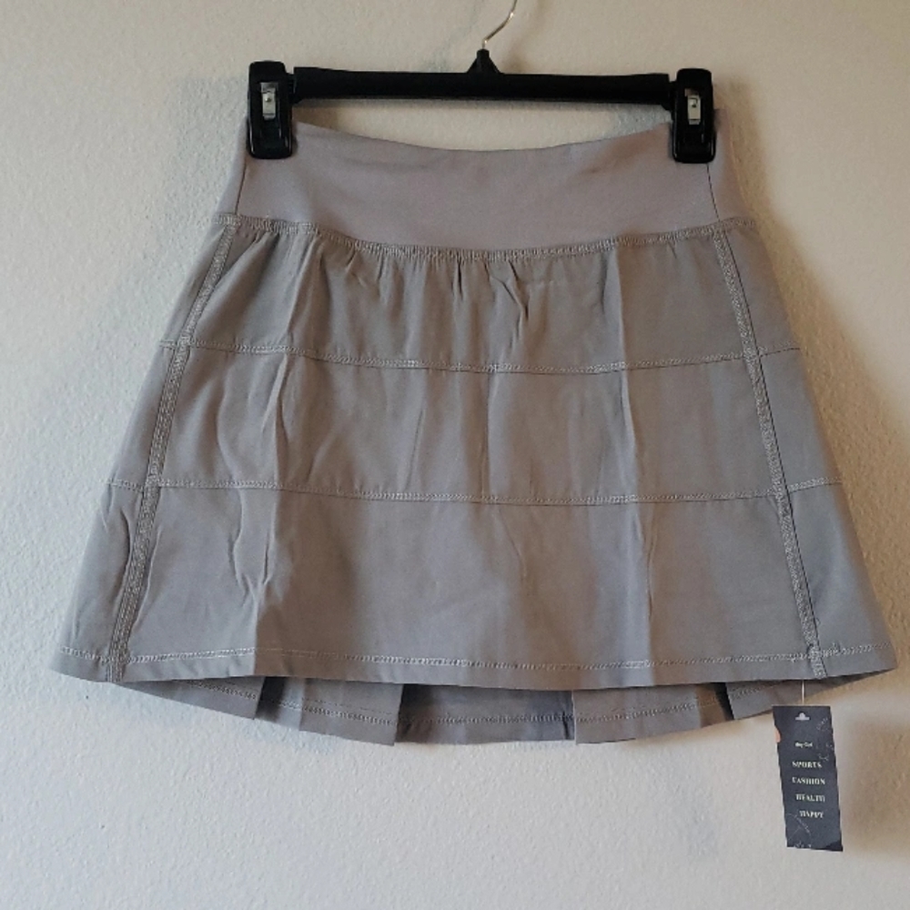 High-waisted, pleated tennis skort